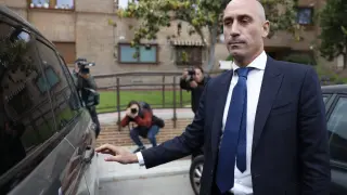 -El expresidente de la Real Federación Española de Fútbol (RFEF) Luis Rubiales a su salida del juzgado de Majadahonda, Madrid, este lunes