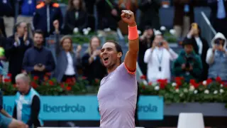 El tenista Rafa Nadal celebra su victoria ante el argentino Pedro Cachín en su partido del Mutua Madrid Open, este lunes en la Caja Mágica de Madrid