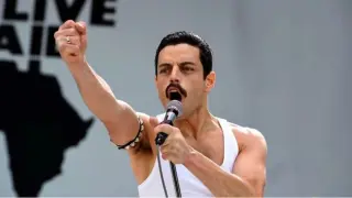 Rami Malek, caracterizado como Freddie Mercury.