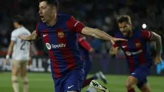 Lewandowski celebra uno de los tres goles que marcó en el partido Barcelona-Valencia