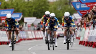 Las corredoras del Lidl Trek llegan a meta durante la primera etapa de la Vuelta Femenina.