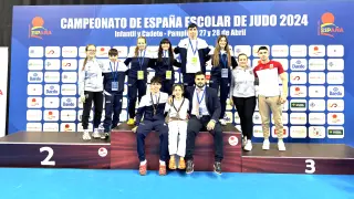 Los deportistas del Club Judo Huesca, subidos al podio.