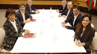 Primera reunión entre el PNV y PSE-EE para formar el próximo Gobierno Vasco. Primera reunión entre el PNV y PSE-EE para formar el próximo Gobierno Vasco.