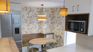 Una cocina de un piso de Zaragoza decorada con papel pintado.