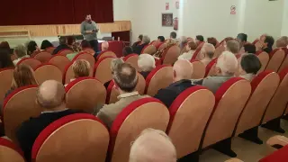 Asamblea celebrada en Almudévar contra el recorte del médico del centro de salud.