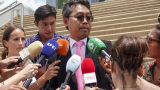 El abogado de oficio a cargo del joven español Daniel Sancho, Apirchat Srinual, atiende a los medios en el tribunal de Samui en Tailandia