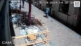 El supuesto ladrón de un bolso sale corriendo por una calle adyacente a San Clemente