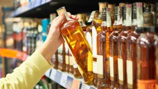 Imagen de archivo de unas botellas de alcohol en un supermercado