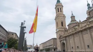 Izado de bandera en la plaza del Pilar de Zaragoza en el Día de las Fuerzas Armadas de 2023. gsc1