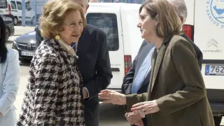 La reina Sofía en la entrada del Banco de Alimentos de Huesca con la presidenta de la entidad, Julia Lera.