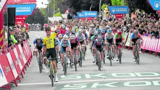 La holandesa Marianne Vos celebra su victoria de etapa en la meta instalada en la avenida de Sagunto de Teruel.