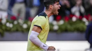 Carlos Alcaraz, of Spain, celebrates after a game against Jan-Lennard Struff, of Germany, during the Mutua Madrid Open tennis tournament in Madrid, Tuesday, April 30, 2024. (AP Photo/Manu Fernandez)