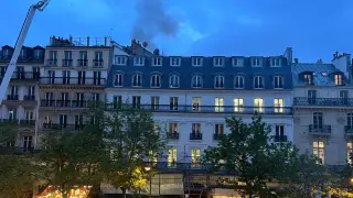 PARÍS, 30/04/2024.- Tres personas fallecieron esta madrugada en el incendio de un inmueble situado en el distrito 2 de París, cerca de la Ópera, indicaron este martes las autoridades, que señalaron que dos bomberos resultaron heridos durante las labores de salvamento, particularmente complejas. El fuego se declaró sobre las 04.00 de la madrugada (02.00 GMT) en la escalera que llevaba del sexto al séptimo y último piso del edificio residencial situado en el bulevar de los Italianos, en una acomodada zona de París. Los bomberos tuvieron problemas para acceder a los pisos altos bloqueados y, cuando pudieron hacerlo, encontraron los cadáveres de tres personas, que no pudieron escapar porque las ventanas tenían verjas. EFE/Hauke van der Meer -SOLO USO EDITORIAL/SOLO DISPONIBLE PARA ILUSTRAR LA NOTICIA QUE ACOMPAÑA (CRÉDITO OBLIGATORIO)-