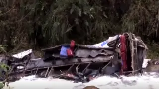 Un autobús en el cauce del río tras caer 200 metros en Perú.