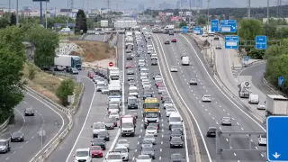 Varios coches durante la operación salida por el puente de mayo, en la A4, a 30 de abril de 2024, en Madrid (España).