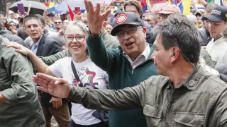 El presidente colombiano, Gustavo Petro (c), acompañado de la senadora María José Pizarro (c-i), saluda durante una marcha con motivo Día Internacional de los Trabajadores este miércoles, en Bogotá
