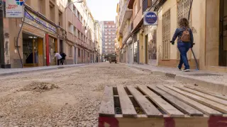 Una vecina camina por la calle de Concepción Arenal durante la paralización de las obras.