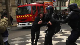 Policías franceses detienen a un hombre durante los altercados en la manifestación del 1 de Mayo en París.