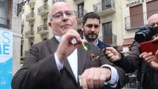 El doctor Mariano Bueno ha mostrado en Teruel cómo hay que usar el gancho para extraer la garrapata. Al fondo, Alejandro Nolasco.