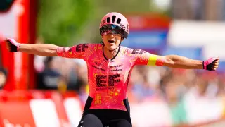 Kristen Faulkner (EF Education-Cannondale), celebrando su victoria en la cuarta etapa con llegada en Zaragoza.