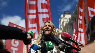 La vicepresidenta segunda y ministra de Trabajo, Yolanda Díaz, ofrece declaraciones a los medios durante la manifestación por el Día del Trabajador, a 1 de mayo de 2024, en Madrid