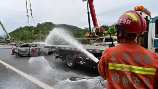 Los bomberos trabajan en el lugar de un derrumbe en una carretera en un tramo de la autopista Meizhou-Dabu en Meizhou, provincia de Guangdong, al sur de China