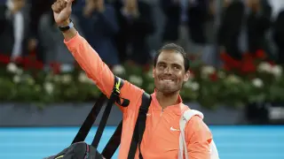 MADRID, 30/04/2024.- El tenista Rafa Nadal saluda al público tras su partido frente al checo Jiri Lehecka, correspondiente a los octavos de final del Muta Madrid Open, hoy martes en las instalaciones de la Caja Mágica, en Madrid. EFE/Chema Moya
