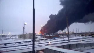 Una columna de humo asciende desde la refinería de Riazán tras un ataque ucraniano con drones