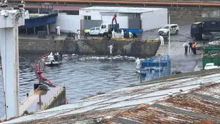 Vertido de fueloil en el puerto de Ceuta
