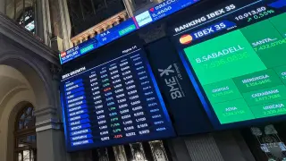 Fotografía de la Bolsa de Madrid donde se reflejan las variaciones en las acciones de Sabadell y BBVA tras la propuesta de fusión