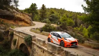 Foto de la pasada edición del Rally Bajo Aragón de los actuales campeones de rallyes Adrián Lecha y Belén Maniega