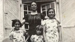 María Ferrer Ferrer, que hacía sombreros, con tres de sus hijas. Con este emotivo visual se ha hecho la portada del libro.