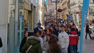 Largas filas de clientes esperando la apertura de Normal en Zaragoza