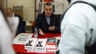 El escritor Lorenzo Silva, firmando libros en Barcelona el pasado 23 de abril.
