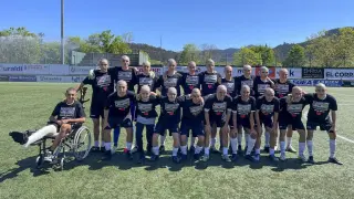 Los jugadores del SD Gernika Club de fútbol con la cabeza rapada CAV CÁNCER SOLIDARIDAD