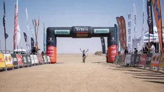 ERG CHEBBI, 02/05/2024.- El ciclista turolense Jorge Lamiel se ha alzado con la victoria en la quinta jornada de la Titan Desert de Marruecos, con salida y meta en las dunas de Erg Chebbi, en Merzouga, de 100 kilómetros. EFE/Titan Desert Morocco 2024/SOLO USO EDITORIAL/SOLO DISPONIBLE PARA ILUSTRAR LA NOTICIA QUE ACOMPAÑA (CRÉDITO OBLIGATORIO)