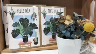 Tarjeta de felicitación con semilla incorporada para cultivar que se vende en la librería El Armadillo Ilustrado en Zaragoza.