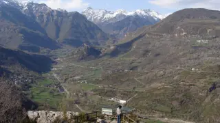 Este pequeño pueblo de Huesca se encuentra en el Valle de Benasque y es todo un tesoro de la naturaleza