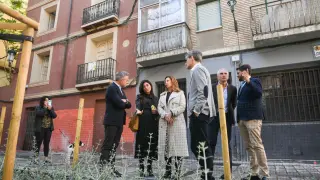 La alcaldesa, Natalia Chueca, en su visita este viernes a la reformada calle de Agustina de Aragón, en el Gancho.