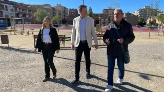 El alcalde, Ignacio Gramún, y los concejales Esther Rubio y Ángel Cabrera visitan el nuevo bosque urbano.