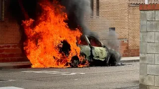 El vehículo quemado en Alagón quedó calcinado en unos 20 minutos.