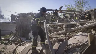 Los bomberos apagaron un incendio después de que una casa fuera alcanzada por bombardeos rusos en Kharkiv, Ucrania