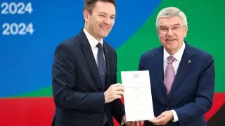 Saint-denis (France), 26/07/2023.- International Olympic Committee (IOC) President Thomas Bach (R) and French Olympic committee president David Lappartient (L) pose with the invitation during the invitation ceremony to m