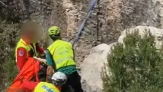 Un momento del rescate de la Guardia Civil a un senderista herido tras una caída en Fuendetodos