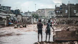 Varias personas en una zona inundada de Nairobi, en Kenia.