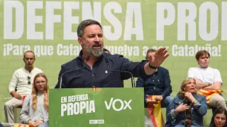 El presidente de Vox, Santiago Abascal, interviene durante un acto de campaña en la plaza Llibertat, el 4 de mayo de 2024, en Salt, Gerona