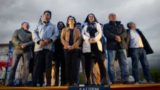 La líder de Alianza Catalana, Silvia Orriols (tercera por la izquierda), celebra un acto en Ripoll (Gerona)