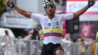 Jhonatan Narváez celebra su llegada a la línea de meta de la primera etapa del Giro de Italia