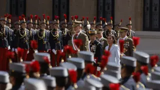 Felipe VI y la reina Letizia, a su entrada al patio de armas de la Academia General Militar de Zaragoza, este sábado.