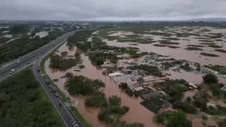 Los habitantes de Porto Alegre afrontan graves estragos por las inundaciones